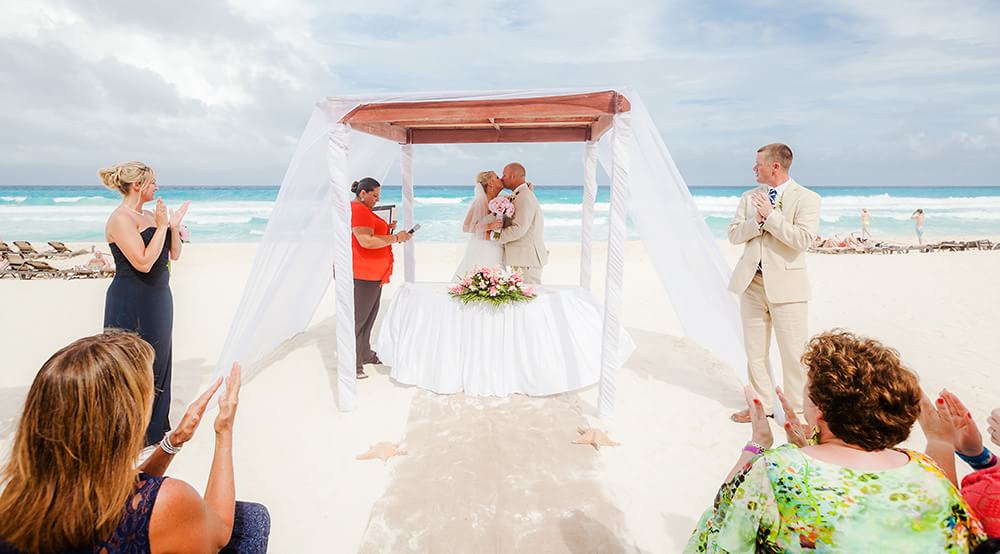 Couple kissing at wedding in cancun