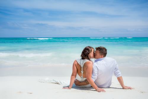 Couple kissing on beach at Trash the Dress Riviera Maya