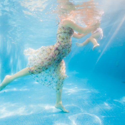 Underwater baby feet by mexico wedding photographers