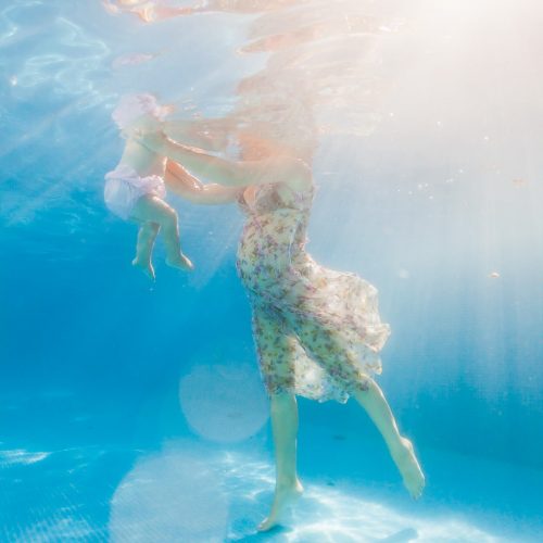 Baby and feet underwater by dad the wedding photograpehr