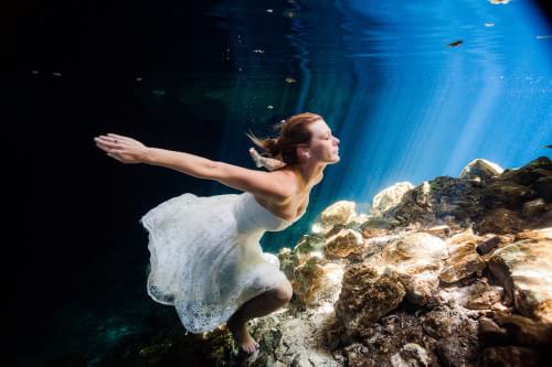 Amazing detail of Bride underwater in Mayan Cenote Trash the Dress.
