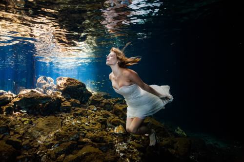 Bride in underwater Trash the dress mayan riviera