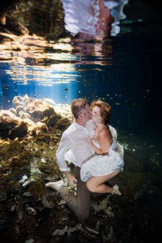 Couple kissing in underwater trash the dress mayan Riviera