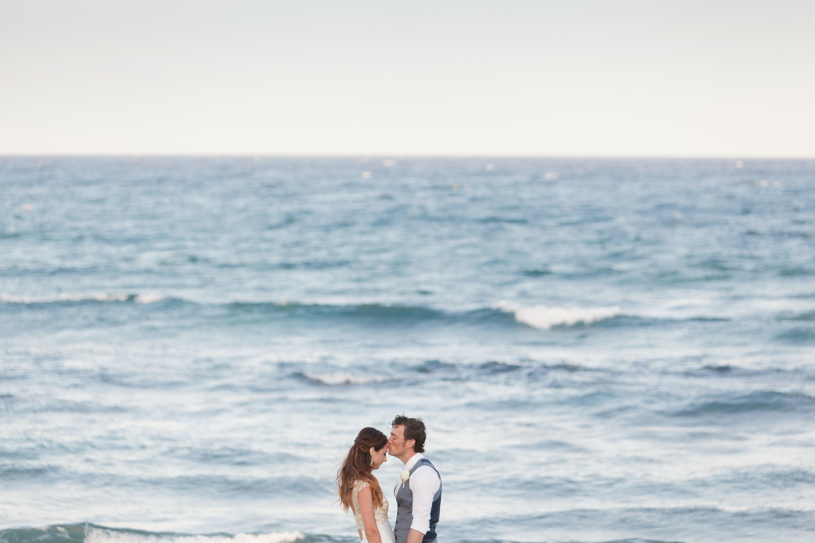 couple kissing at Riviera Maya Wedding