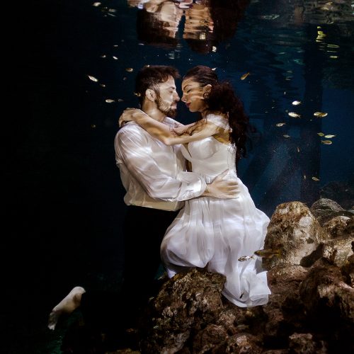 Bride and Groom in underwater TTD in Mexico