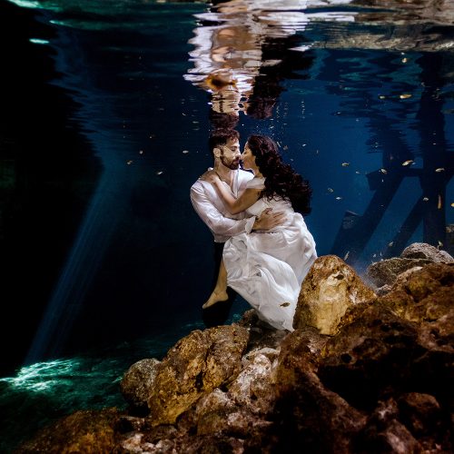 Bride and groom underwater in TTD in Mexico