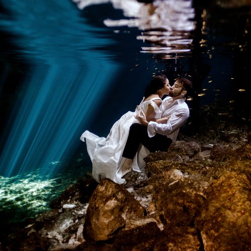 Bride and groom underwater at TTD in Mexico