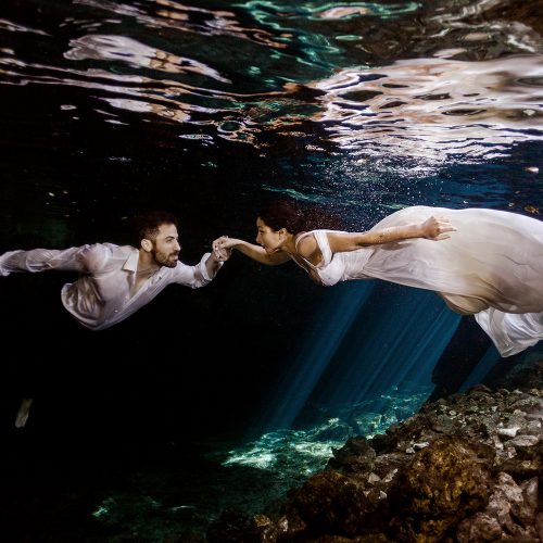 Bride and groom in underwater TTD in Meixco