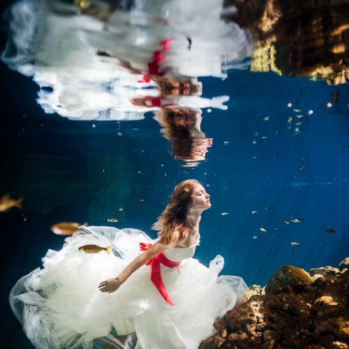 Bride underwater in Trash the dress shoot, Riviera Maya Mexico