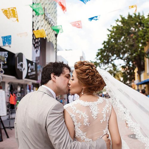 Bride and groom kissing on 5th ave Playa del Carmen wedding