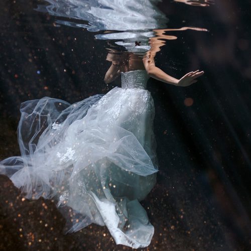 Close up of bride´s dress at underwater TTD.