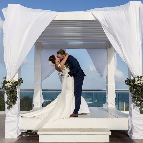 First kiss on Azul Fives sky deck wedding