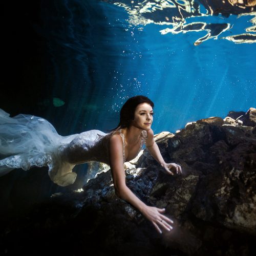 Bride underwater in Trash the dress in cenote in Mexico